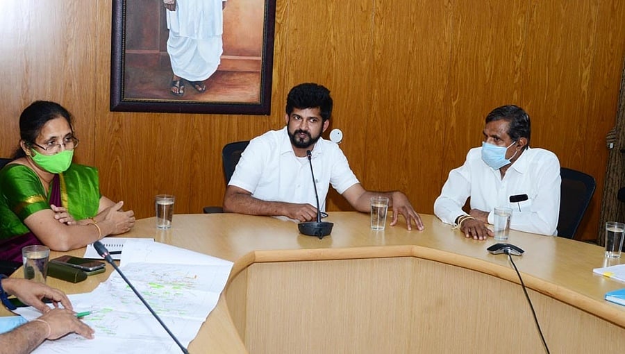 ಚಾಮರಾಜನಗರ ದುರಂತ ಬಳಿಕ ಹೆಚ್ಚಿದ ಆತಂಕ: ಮೈಸೂರು- ನೆರೆ ಜಿಲ್ಲೆಗಳ ನಡುವೆ 'ಆಕ್ಸಿಜನ್ ವಾರ್'!