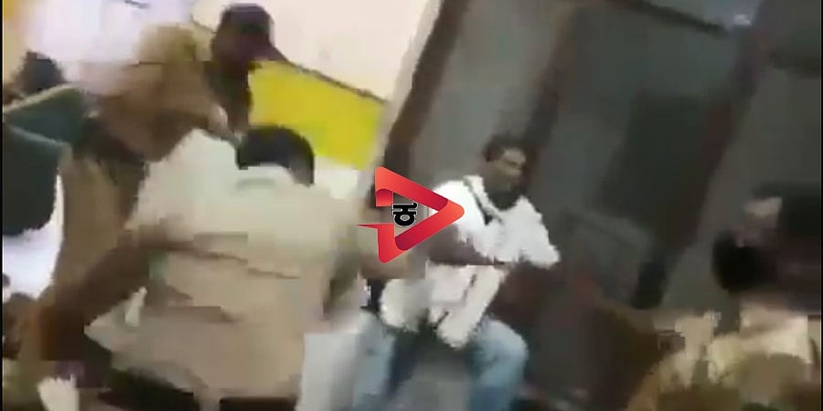 ಕೋವಿಡ್ ಸೋಂಕಿತರ ಆಕ್ಸಿಜನ್ ಪೈಪ್ ಕಟ್ ಮಾಡಿದ ಆ್ಯಂಬುಲೆನ್ಸ್ ಚಾಲಕನಿಗೆ ಪೊಲೀಸರ ಥಳಿತ: ವಿಡಿಯೋ ಹಿಂದಿನ ಸತ್ಯಾಸತ್ಯತೆ ಬಯಲು!