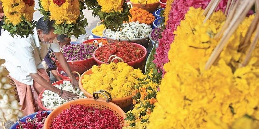 ಕೊರೋನಾ ಎಫೆಕ್ಟ್: ಹೂವು ಖರೀದಿಗೆ ಬಾರದ ಜನ; ಸಂಕಷ್ಟದಲ್ಲಿ ಬೆಳೆಗಾರರು, ಮಾರಾಟಗಾರರು!