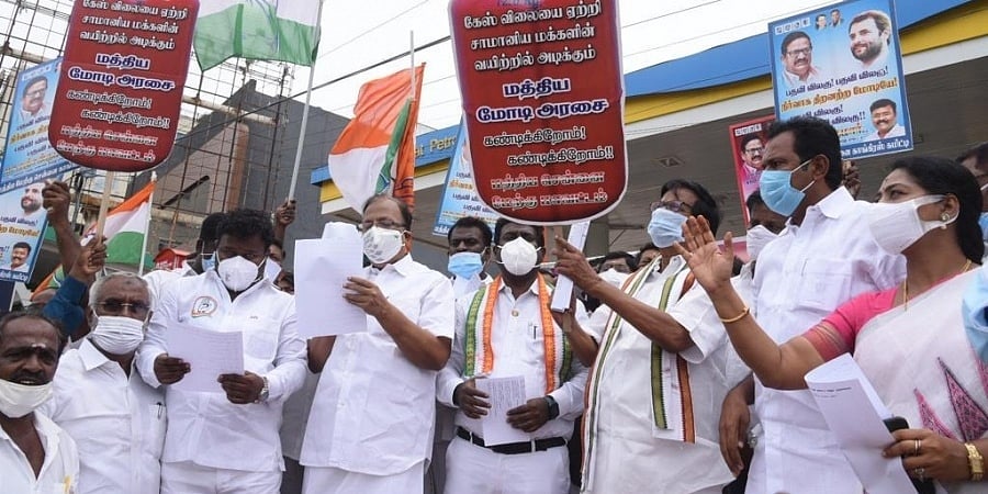 ತೈಲ ಬೆಲೆ ಏರಿಕೆ ವಿರುದ್ಧ ದೇಶಾದ್ಯಂತ ಕಾಂಗ್ರೆಸ್ ಮುಖಂಡರ ಪ್ರತಿಭಟನೆ