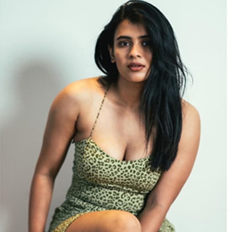 ಕೆಲವನ್ನು ತೋರಿಸಿ, ಕೆಲವನ್ನು ಮುಚ್ಚಿಡಿ ಎಂಬ ಅಡಿಬರಹ ನೀಡಿ ಇವತ್ತು ಈ ಫೋಟೋವನ್ನು ಅವರು ಹಂಚಿಕೊಂಡಿದ್ದಾರೆ.