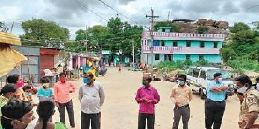 ಗದಗ: ನಮ್ಮೊಂದಿಗೆ ದೇವರಿದ್ದಾನೆ, ನಮಗೆ ಲಸಿಕೆ ಬೇಡ; ಕೊರೋನಾ ಲಸಿಕೆ ಪಡೆಯಲು ಗ್ರಾಮಸ್ಥರ ಹಿಂದೇಟು!
