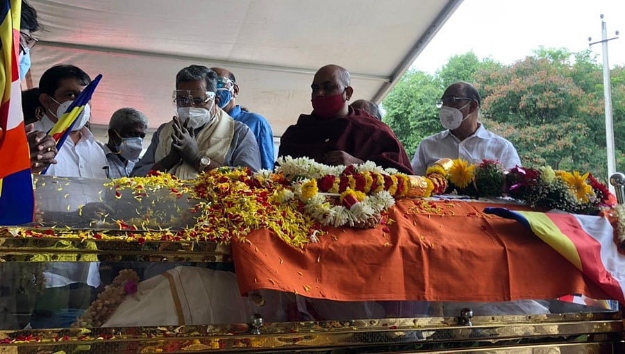 'ಊರು-ಕೇರಿ' ಬಿಟ್ಟು ತೆರಳಿದ ಡಾ. ಸಿದ್ದಲಿಂಗಯ್ಯ: ಬೆಂಗಳೂರಿನ ಕಲಾಗ್ರಾಮದಲ್ಲಿ ಬೌದ್ಧ ಸಂಪ್ರದಾಯದಂತೆ ಅಂತ್ಯಕ್ರಿಯೆ