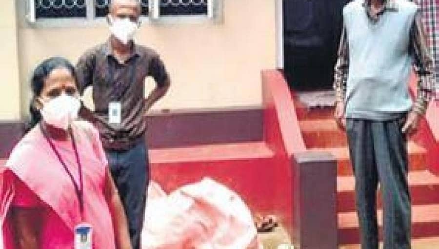 ಕೋವಿಡ್ ತಡೆಗಟ್ಟಲು ಕೊಡಗು ಜಿಲ್ಲೆಯ ಅಂಗನವಾಡಿ ಶಿಕ್ಷಕಿಯಿಂದ ಜನಮೆಚ್ಚುವ ಕಾರ್ಯ!