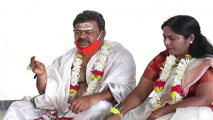 ರೇಣುಕಾಚಾರ್ಯ ಪತಿಯಾಗಿ ಸಿಕ್ಕಿರುವುದು ನನ್ನ ಏಳೇಳು ಜನ್ಮದ ಪುಣ್ಯ: ಪತ್ನಿ ಸುಮಿತ್ರಾ