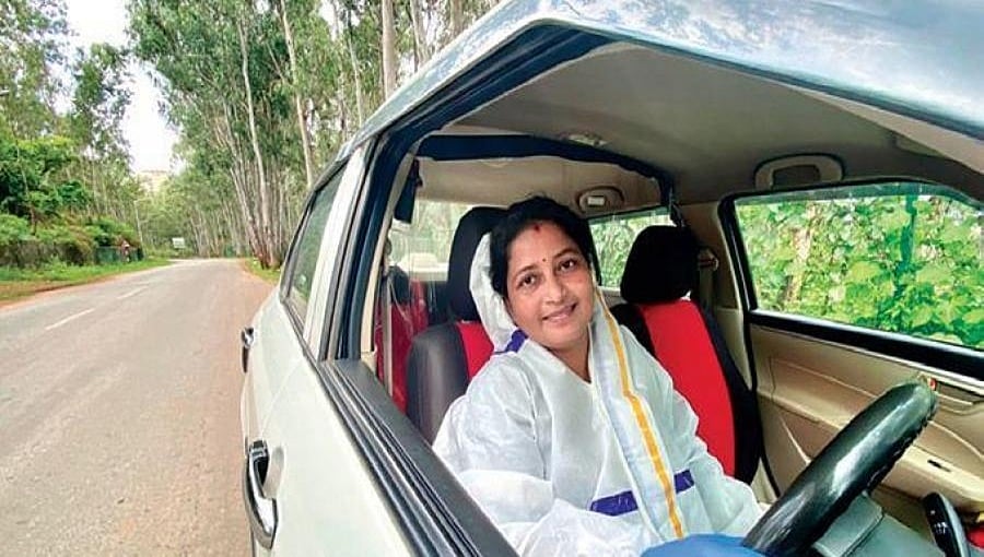 ಕೋವಿಡ್ ರೋಗಿಗಳ ಸೇವೆಯಲ್ಲಿ ಸಿಲಿಕಾನ್ ಸಿಟಿಯ ಏಕೈಕ ಕ್ಯಾಬ್ ಚಾಲಕಿ ತುಳಸಿ ಲವಕುಮಾರ್!