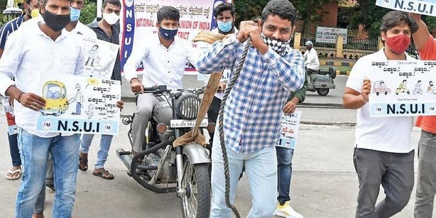 ಬೆಲೆ ಏರಿಕೆ ಹಿನ್ನೆಲೆ ಸರ್ಕಾರದ ವಿರುದ್ಧ ಕಾಂಗ್ರೆಸ್ ತೀವ್ರ ಕಿಡಿ: ಬಡವರಿಗೆ ಪರಿಹಾರ ನೀಡುವಂತೆ ಆಗ್ರಹ