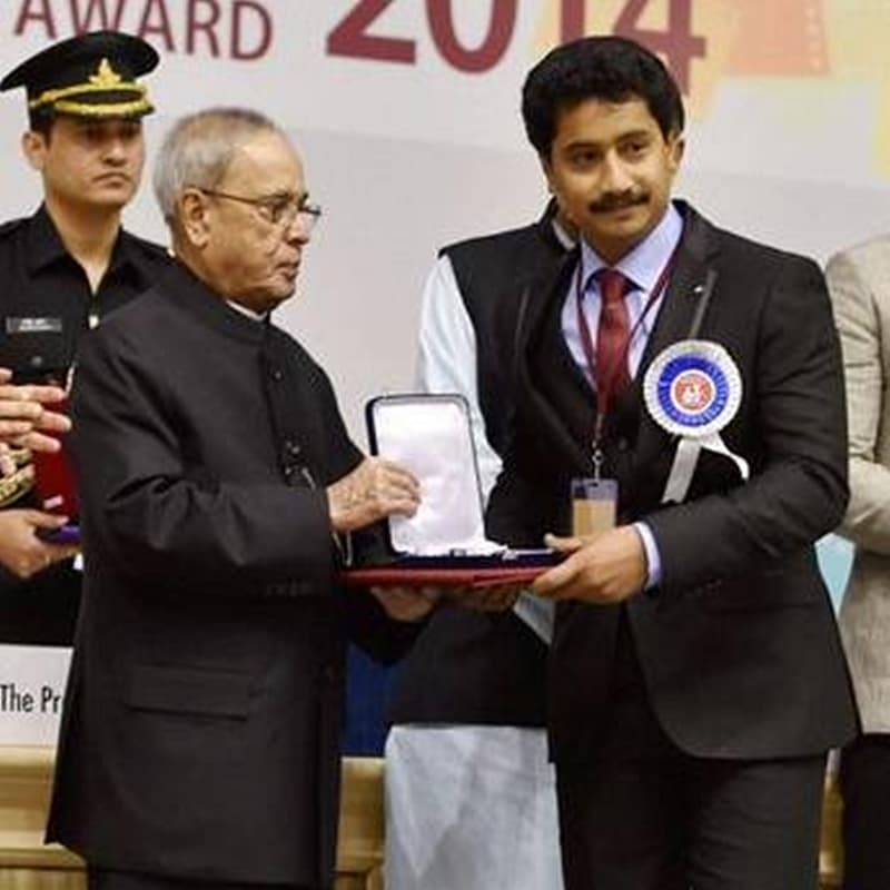 ಸಂಚಾರಿ ಹೆಸರಿನ ನಾಟಕ ತಂಡದಲ್ಲಿದ್ದ ಕಾರಣ ಇವರಿಗೆ ಸಂಚಾರಿ ವಿಜಯ್ ಎಂಬ ಹೆಸರು ಬಂತು. ನಾನು ಅವನಲ್ಲ, ಅವಳು ಚಿತ್ರಕ್ಕಾಗಿ 2014ರ ಸಾಲಿನ 62ನೇ ರಾಷ್ಟ್ರ ಚಲನಚಿತ್ರ ಪ್ರಶಸ್ತಿಯಲ್ಲಿ ಅತ್ಯುತ್ತಮ ನಟ ಪ್ರಶಸ್ತಿಯನ್ನು ಪಡೆದುಕೊಂಡಿದ್ದರು.