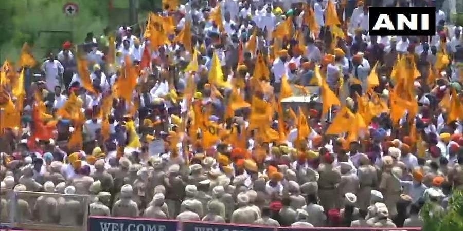 ಸಿಎಂ ಅಮರೀಂದರ್ ಸಿಂಗ್ ನಿವಾಸದ ಎದುರು ಪ್ರತಿಭಟನೆ: ಸುಖ್ಬೀರ್ ಸಿಂಗ್ ಬಾದಲ್ ಪೊಲೀಸ್ ವಶಕ್ಕೆ