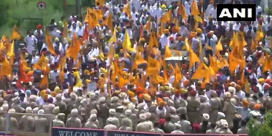 ಸಿಎಂ ಅಮರೀಂದರ್ ಸಿಂಗ್ ನಿವಾಸದ ಎದುರು ಪ್ರತಿಭಟನೆ: ಸುಖ್ಬೀರ್ ಸಿಂಗ್ ಬಾದಲ್ ಪೊಲೀಸ್ ವಶಕ್ಕೆ