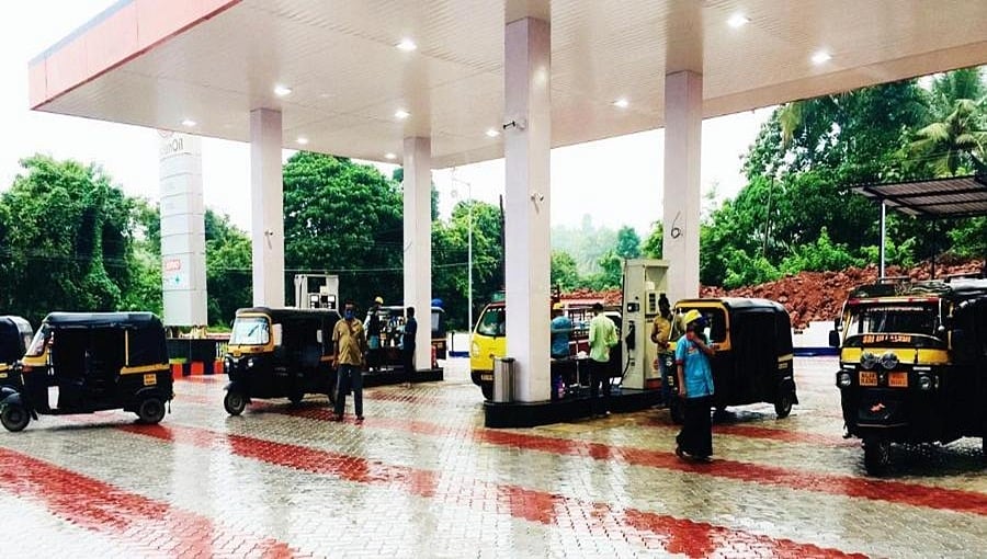 ಬೆಲೆ ಏರಿಕೆ ನಡುವೆ ಮಾನವೀಯ ಸೇವೆ: ಆಟೋರಿಕ್ಷಾಗಳಿಗೆ ಉಚಿತವಾಗಿ 3 ಲೀ. ಪೆಟ್ರೋಲ್, ಡೀಸಲ್ ನೀಡಿದ ಕಾಸರಗೋಡಿನ ಬಂಕ್