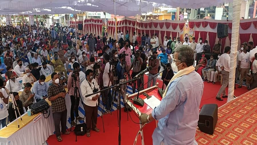 ರಾಜ್ಯದಲ್ಲಿ ಲೂಟಿಕೋರರ ಆಡಳಿತ: ಜಿದ್ದಿಗೆ ಬಿದ್ದವರಂತೆ ಪೈಪೋಟಿಯಿಂದ ಭ್ರಷ್ಟಾಚಾರ- ಸಿದ್ದರಾಮಯ್ಯ