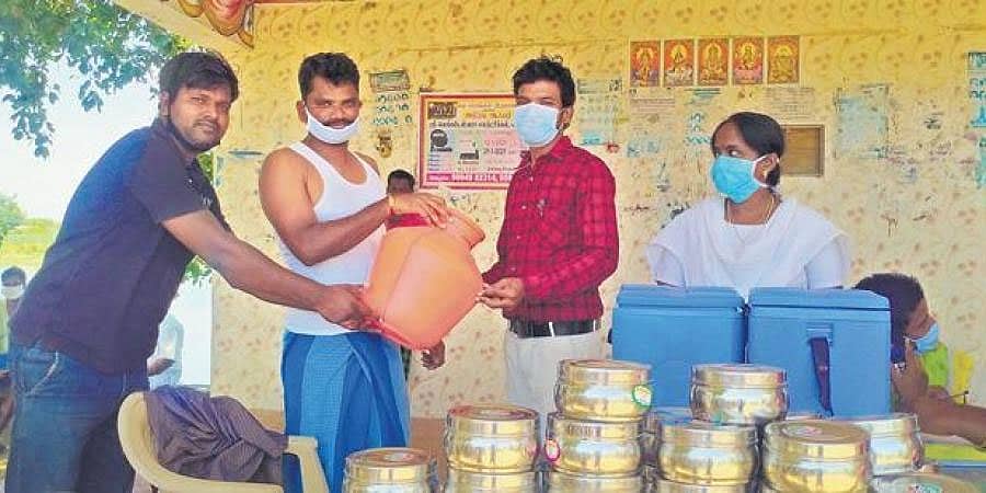 ಲಸಿಕೆ ಹಾಕಿಸಿಕೊಂಡರೆ ಉಡುಗೊರೆ: ಗ್ರಾಮಸ್ಥರನ್ನು ಪ್ರೋತ್ಸಾಹಿಸಲು ಸಾಮಾಜಿಕ ಕಾರ್ಯಕರ್ತನ ಐಡಿಯಾ!
