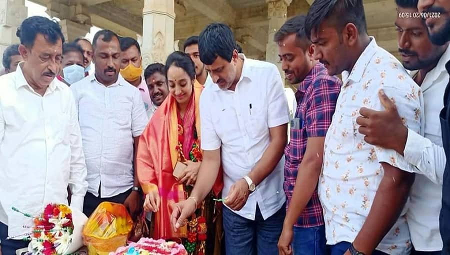 ಕೋವಿಡ್ ಮಾರ್ಗಸೂಚಿ ಉಲ್ಲಂಘಿಸಿ ಪತ್ನಿಯ ಹುಟ್ಟುಹಬ್ಬ ಆಚರಿಸಿದ ಸಚಿವ ಯೋಗೇಶ್ವರ್: ಕ್ರಮಕ್ಕೆ ಒತ್ತಾಯ