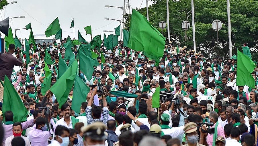 ನೂತನ ಕೃಷಿ ಕಾಯ್ದೆ ಹಿಂಪಡೆಯುವಂತೆ ಒತ್ತಾಯ: ರೈತರಿಂದ ರಾಜಭವನಕ್ಕೆ ಮುತ್ತಿಗೆ, ವಶಕ್ಕೆ ಪಡೆದ ಪೊಲೀಸರು