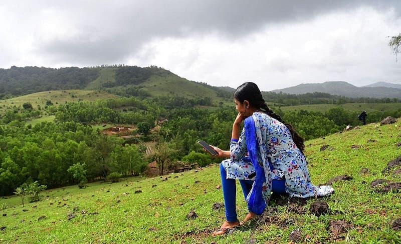 ಸಾಗರ ತಾಲ್ಲೂಕಿನ ತುಮರಿ, ಬೈಕೋಡು, ಕಾಲೂರು, ಕರೂರು, ಕುಡುರೂರು ಮತ್ತು ಇನ್ನೂ ಹಲವು ಕುಗ್ರಾಮಗಳಲ್ಲಿ ವಿದ್ಯಾರ್ಥಿಗಳು ಪ್ರತಿನಿತ್ಯ 2-3 ಕಿಲೋ ಮೀಟರ್ ಬೆಟ್ಟದ ಪ್ರದೇಶ ಬಿಂಚ್ ಗೂಡಿಗೆ ಟ್ರಕ್ ರೀತಿ ಹತ್ತಿಹೋಗಿ ಮೊಬೈಲ್ ನಲ್ಲಿ ಪಾಠ ಕೇಳಿ ಇಳಿದು ಬರಬೇಕು.