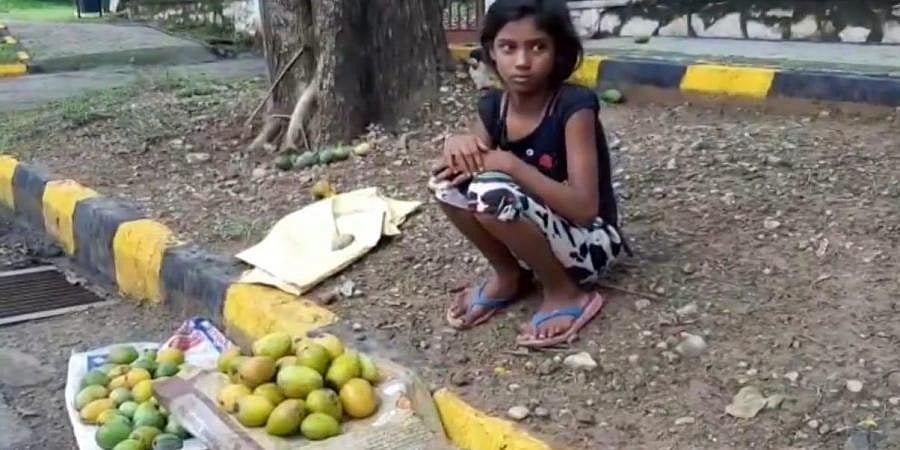 ಡಜನ್ ಮಾವಿನಹಣ್ಣನ್ನು 1.2 ಲಕ್ಷ ರೂ. ಗೆ ಮಾರಿ ಆನ್‌ಲೈನ್ ತರಗತಿಗಾಗಿ ಸ್ಮಾರ್ಟ್​ಫೋನ್ ಖರೀದಿಸಿದ 11ರ ಬಾಲಕಿ!