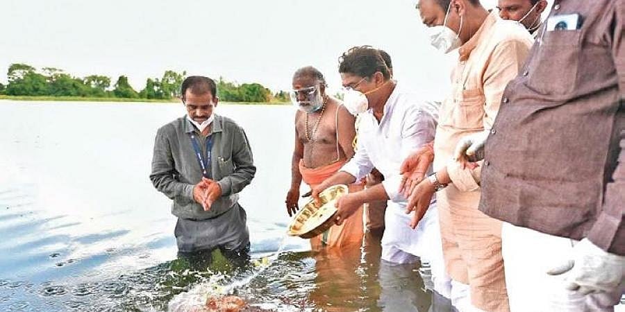 ಕೊರೋನಾದಿಂದ ಮೃತಪಟ್ಟ 500ಕ್ಕೂ ಹೆಚ್ಚು ಅನಾಥ ಅಸ್ಥಿಗಳಿಗೆ ಮುಕ್ತಿ ನೀಡಿ ಮಾನವೀಯತೆ ಮೆರೆದ ಸಚಿವ ಅಶೋಕ್