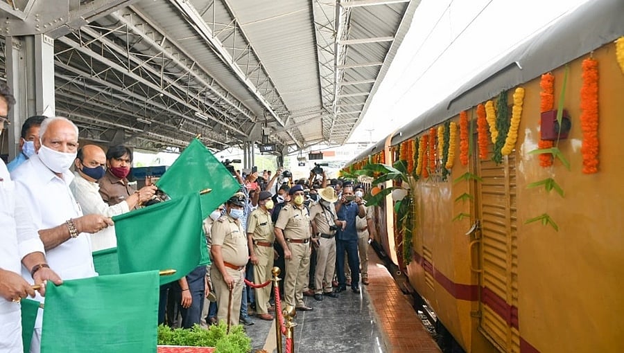 ನವದೆಹಲಿಗೆ ಮಾವು ಸಾಗಿಸುವ ಕಿಸಾನ್ ರೈಲಿಗೆ ಮುಖ್ಯಮಂತ್ರಿ ಬಿಎಸ್ ಯಡಿಯೂರಪ್ಪ ಚಾಲನೆ