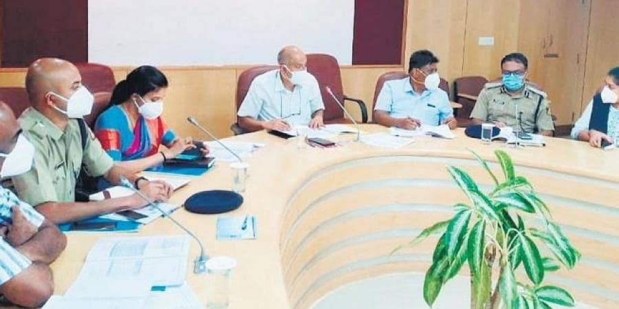 ಶಿಲ್ಪಾನಾಗ್ v/s ರೋಹಿಣಿ ಸಿಂಧೂರಿ: ಮೈಸೂರಿಗೆ ಮುಖ್ಯಕಾರ್ಯದರ್ಶಿ ರವಿಕುಮಾರ್ ಭೇಟಿ; ಇಬ್ಬರು ಅಧಿಕಾರಿಗಳ ಜೊತೆ ಪ್ರತ್ಯೇಕ ಮಾತುಕತೆ