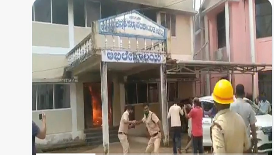 ಕಾರವಾರ ಜಿಲ್ಲಾ ಪಂಚಾಯತ್ ಕಚೇರಿಯಲ್ಲಿ ಅಗ್ನಿ ದುರಂತ: 7 ಲಕ್ಷ ಮೌಲ್ಯದ ವಸ್ತು ನಾಶ 