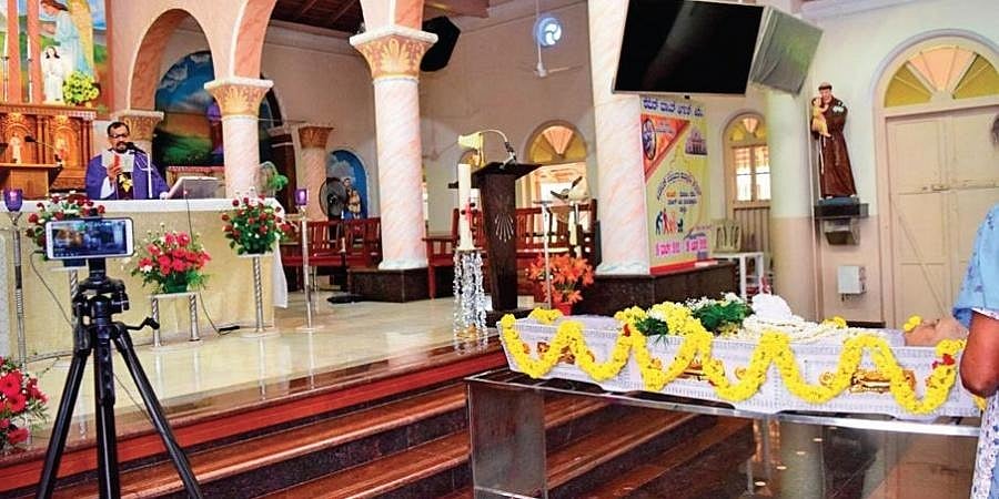 ಕೊರೋನಾ ಎಫೆಕ್ಟ್: ಮಂಗಳೂರು, ಉಡುಪಿಯಲ್ಲಿ ಕುಟುಂಬಗಳ ಒಗ್ಗೂಡಿಸುತ್ತಿದೆ ಅಂತ್ಯಸಂಸ್ಕಾರದ 'ಲೈವ್ ಸ್ಟ್ರೀಮಿಂಗ್'!