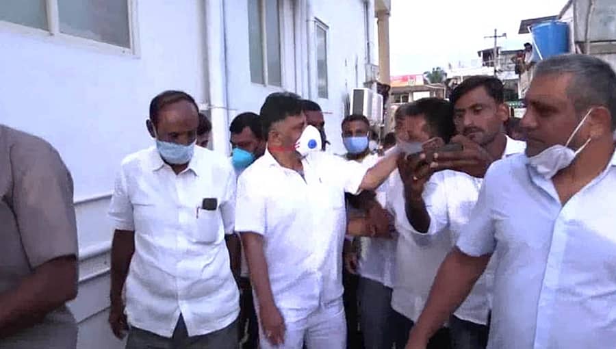 ಹೊಡಿ-ಬಡಿ ರಾಜಕಾರಣದ ಬ್ರ್ಯಾಂಡ್ ಅಂಬಾಸಿಡರ್ ಆಗಲು ಹೊರಟಿದ್ದೀರಾ? ರೌಡಿ ಕೊತ್ವಾಲನೊಂದಿಗಿದ್ದ ಗತಕಾಲದ ನೆನಪು ಕಾಡಿತೇ?