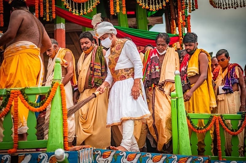 ರಾಜವಂಶಸ್ಥರಿಂದ ಭಗವಾನ್ ಜಗನ್ನಾಥ ದೇವರ ರಥದಲ್ಲಿ ಸೇವೆ...