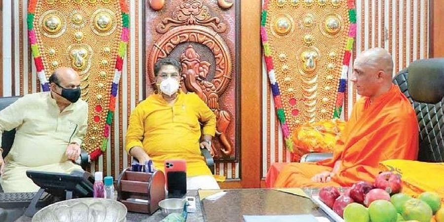 ನಾಯಕತ್ವ ಬದಲಾವಣೆ ಹೇಳಿಕೆಯಿಂದ ಸರ್ಕಾರದ ವರ್ಚಸ್ಸಿಗೆ ಧಕ್ಕೆ: ಡ್ಯಾಮೇಜ್ ಕಂಟ್ರೋಲ್ ಗಾಗಿ ಮಠಗಳಿಗೆ ಬಿಎಸ್ ವೈ ಆಪ್ತರ ರೌಂಡ್ಸ್