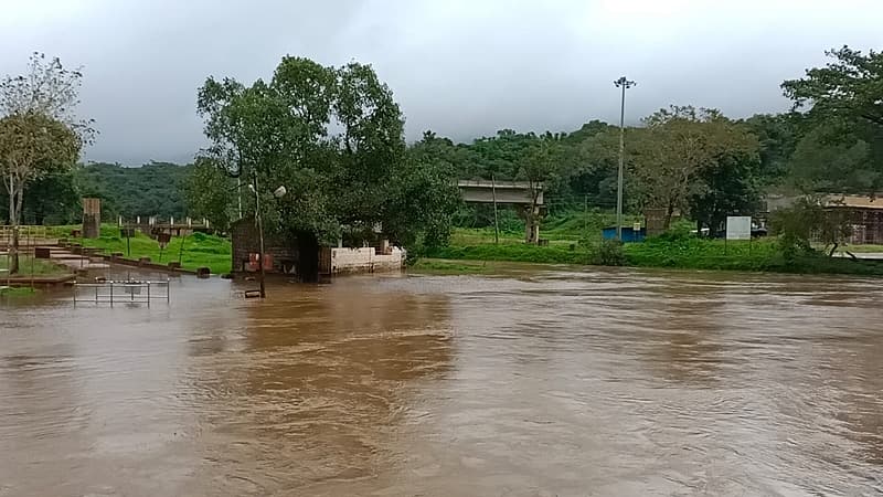 ಭಾಗಮಂಡಲದಲ್ಲಿ ಕಾವೇರಿ ನದಿ ಅಪಾಯಕಾರಿ ಮಟ್ಟವನ್ನು ತಲುಪಿದ್ದು, ಮಳೆ ಮುಂದುವರಿದರೆ ಪ್ರವಾಹ ಬರುವ ಸಾಧ್ಯತೆ ಇದೆ. ತಲಕಾವೆರಿಯಲ್ಲಿ ಬುಧವಾರ 140 ಮಿ.ಮೀ ಮಳೆಯಾಗಿದ್ದರೆ, ಭಗಮಂಡಲದಲ್ಲಿ 103 ಮಿ.ಮೀ ಮಳೆಯಾಗಿದೆ.