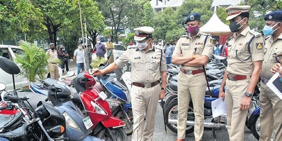 ನಗರದಲ್ಲಿ ಸಿಸಿಬಿ ಪೊಲೀಸರ ಭರ್ಜರಿ ಕಾರ್ಯಾಚರಣೆ: 8 ಕೋಟಿ ರೂ. ಮೌಲ್ಯದ ಕಾರು, ಬೈಕ್'ಗಳು ವಶಕ್ಕೆ