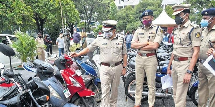 ನಗರದಲ್ಲಿ ಸಿಸಿಬಿ ಪೊಲೀಸರ ಭರ್ಜರಿ ಕಾರ್ಯಾಚರಣೆ: 8 ಕೋಟಿ ರೂ. ಮೌಲ್ಯದ ಕಾರು, ಬೈಕ್'ಗಳು ವಶಕ್ಕೆ