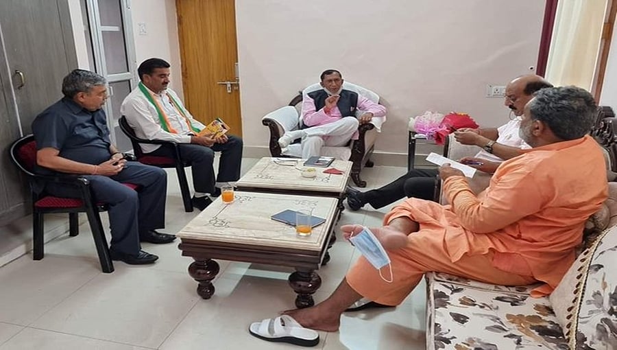 ಮಾಸ್ಕ್ ಹಾಕಿಕೊಳ್ಳುವುದು ಮುಖಕ್ಕೋ, ಕಾಲಿಗೋ? ಉತ್ತರಾಖಂಡದ ಸಚಿವರ ಫೋಟೋ ವೈರಲ್
