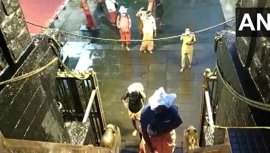 ಬಾಗಿಲು ತೆರೆದ ಶಬರಿಮಲೆ ಅಯ್ಯಪ್ಪ ಸ್ವಾಮಿ ದೇಗುಲ: ಕೇವಲ 5,000 ಜನರಿಗಷ್ಟೇ ಪ್ರವೇಶಕ್ಕೆ ಅವಕಾಶ