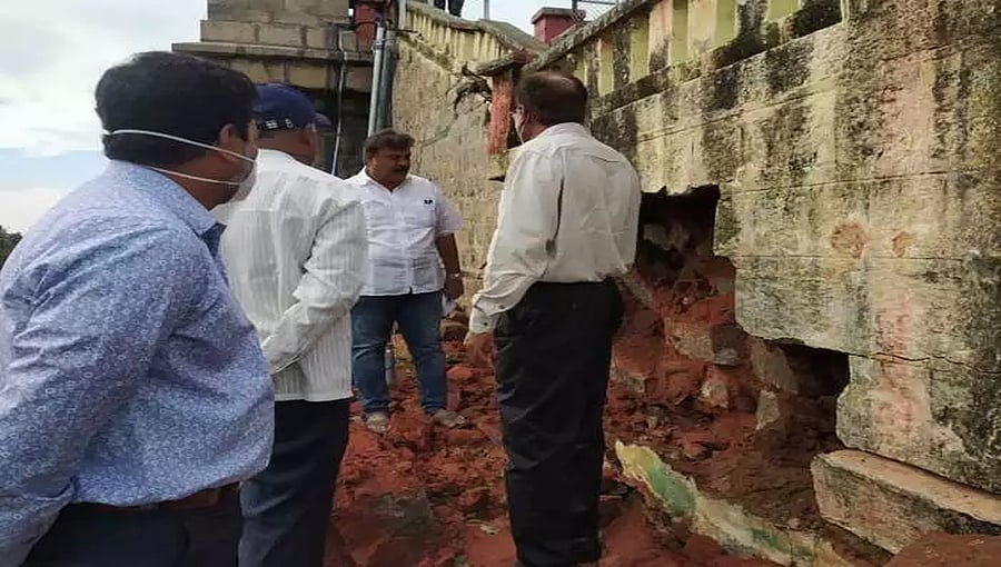 ಐತಿಹಾಸಿಕ ಕೆಆರ್ ಎಸ್ ಡ್ಯಾಂನ ಮೆಟ್ಟಿಲುಗಳು ಕುಸಿತ; ಜಲಾಶಯದ ಬಳಿ ಆತಂಕದ ವಾತಾವರಣ; ಶಾಸಕ ರವೀಂದ್ರ ಶ್ರೀಕಂಠಯ್ಯ ಭೇಟಿ