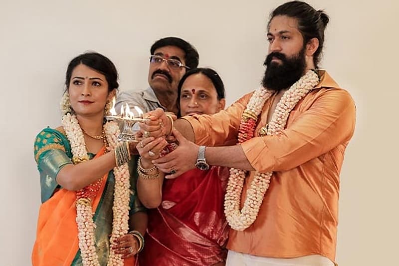 ಯಶ್-ರಾಧಿಕಾ ತಂದೆ ತಾಯಿ ಜೊತೆ ಪೂಜೆ ಮಾಡುತ್ತಿರುವುದು