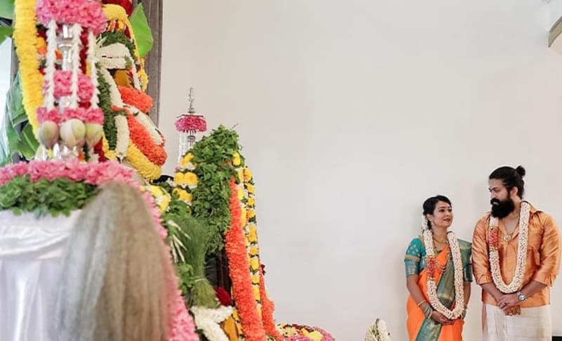 ಕೋವಿಡ್-19 ನಿರ್ಬಂಧ ಹಿನ್ನೆಲೆಯಲ್ಲಿ ಕೇವಲ ಆಪ್ತರ ಸಮ್ಮುಖದಲ್ಲಿ ಮಾತ್ರ ಗೃಹ ಪ್ರವೇಶದ ಕಾರ್ಯಕ್ರಮಗಳನ್ನು ಮುಗಿಸಿದ್ದು ನಿನ್ನೆ ಜುಲೈ 1ರಂದು ನೂತನ ಗೃಹಕ್ಕೆ ಪ್ರವೇಶ ಮಾಡಿದ್ದಾರೆ. ಸದ್ಯ ಗೃಹ ಪ್ರವೇಶದ ಫೋಟೋಗಳು ಸೋಷಿಯಲ್ ಮೀಡಿಯಾದಲ್ಲಿ ವೈರಲ್ ಆಗಿವೆ.