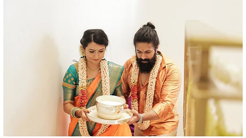 ಹೊಸ ಮನೆಗೆ ಲಗುಬಗೆಯಿಂದ ಪ್ರವೇಶ ಮಾಡುತ್ತಿರುವ ಯಶ್-ರಾಧಿಕಾ ದಂಪತಿ