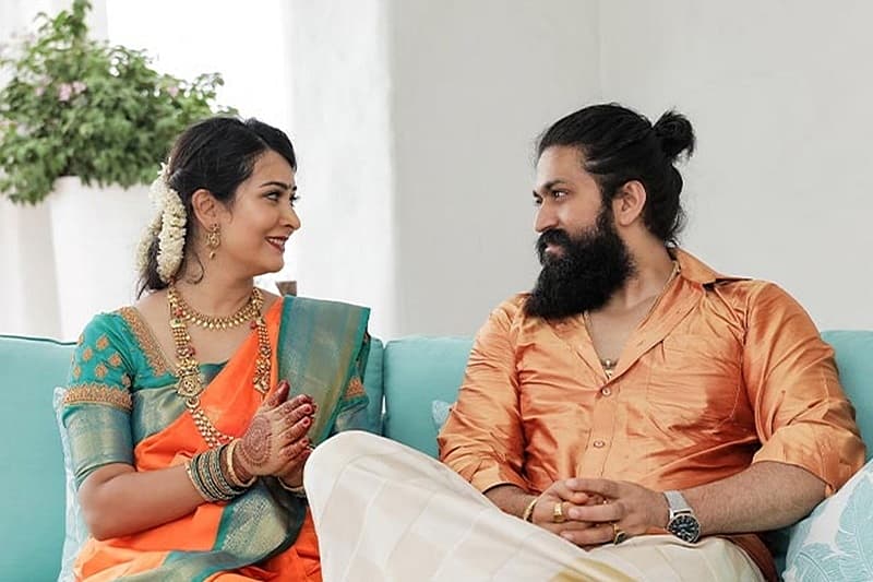ಗೃಹ ಪ್ರವೇಶ ಕಾರ್ಯಕ್ರಮದಲ್ಲಿ ಯಶ್ ಗಡ್ಡ ಬಿಟ್ಟು ಉದ್ದ ಕೂದಲನ್ನು ಕಟ್ಟಿಕೊಂಡು ಕೇಸರಿ ಶರ್ಟ್ ಮತ್ತು ಬಿಳಿ ಪಂಚೆ ಉಟ್ಟುಕೊಂಡಿದ್ದಾರೆ. ಇನ್ನು ರಾಧಿಕಾ ಕೇಸರಿ ಬಣ್ಣದ ಸೀರೆ ಮತ್ತು ಅದಕ್ಕೊಪ್ಪುವ ಹಸಿರು ಬಣ್ಣದ ರವಿಕೆ ತೊಟ್ಟಿದ್ದಾರೆ.