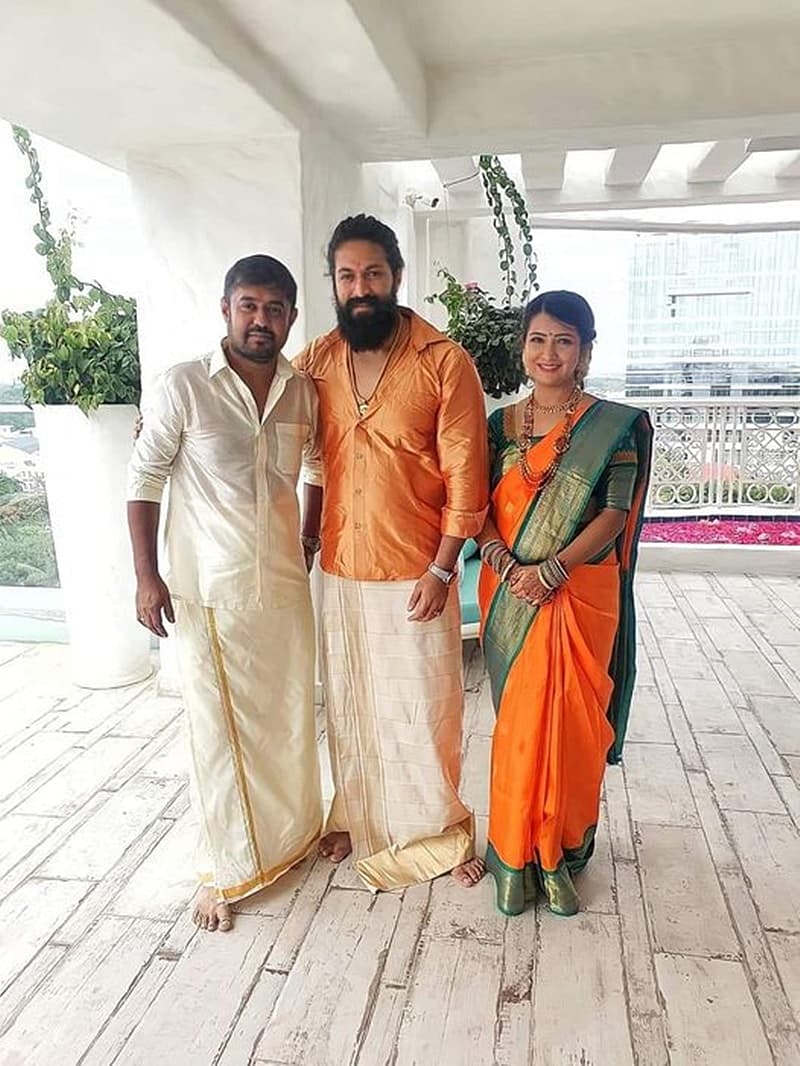 ಆಪ್ತರ ಜೊತೆ ದಂಪತಿ