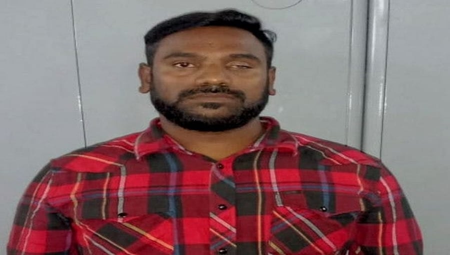 ಬೆಂಗಳೂರು: ಕೋರಮಂಗಲದಲ್ಲಿ ಹಾಡಹಗಲೇ ಬ್ಯಾಂಕ್ ನೊಳಗೆ ನುಗ್ಗಿ ರೌಡಿ ಶೀಟರ್ ಬರ್ಬರ ಹತ್ಯೆ