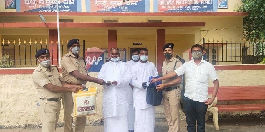 ಬೆಂಗಳೂರು: ಕಳೆದು ಹೋಗಿದ್ದ ಚರ್ಚ್ ನ ಹಣವನ್ನು ವಶಪಡಿಸಿಕೊಂಡು ಮರಳಿಸಿದ ರೈಲ್ವೆ ಸಂರಕ್ಷಣಾ ಪಡೆ