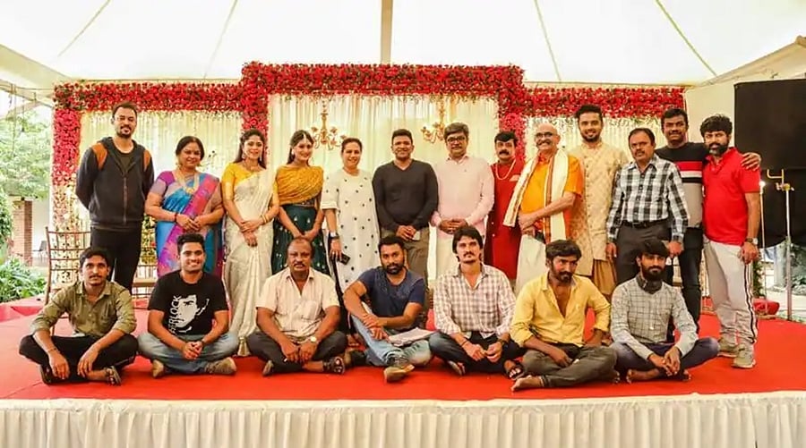 ಶೂಟಿಂಗ್ ಮುಗಿಸಿದ 'ಫ್ಯಾಮಿಲಿ ಫ್ಯಾಕ್': ಸಿನಿಮಾ ಸೆಟ್ ಗೆ ಪುನೀತ್ ದಂಪತಿ ಭೇಟಿ