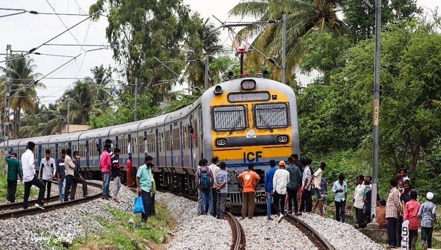 ಮಂಡ್ಯ: ಹಳಿ ದಾಟುತ್ತಿದ್ದವನ ಮೇಲೆ ಹರಿದ ರೈಲು: ಹಠಾತ್ ಬ್ರೇಕ್ ನಿಂದ ಎಂಜಿನ್ ಗೆ ಪೆಟ್ಟು, ಸಂಚಾರ ವಿಳಂಬ