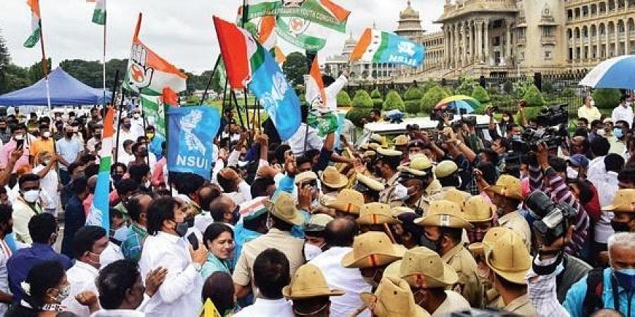 ಪೆಗಾಸಸ್ ವಿವಾದ: ತನಿಖೆಗೆ ಆಗ್ರಹಿಸಿ ಬೀದಿಗಿಳಿದ ಕಾಂಗ್ರೆಸ್, ರಾಜಭವನ ಮುತ್ತಿಗೆ ಹಾಕಲು ಯತ್ನ, ಹಲವರು ವಶಕ್ಕೆ