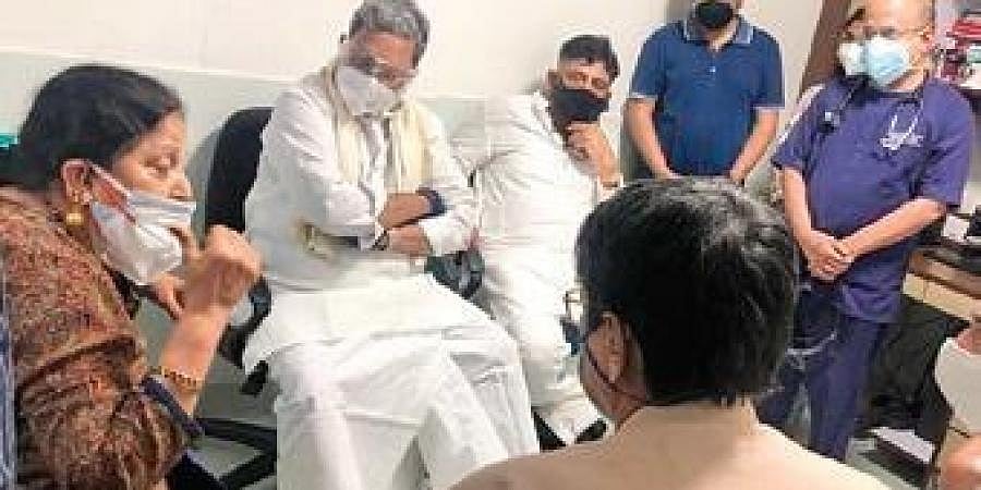ಮಂಗಳೂರು: ಆಸ್ಕರ್ ಫರ್ನಾಂಡಿಸ್ ಆರೋಗ್ಯ ವಿಚಾರಿಸಿದ ಸಿದ್ದರಾಮಯ್ಯ, ಡಿ.ಕೆ. ಶಿವಕುಮಾರ್