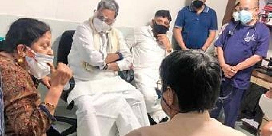 ಮಂಗಳೂರು: ಆಸ್ಕರ್ ಫರ್ನಾಂಡಿಸ್ ಆರೋಗ್ಯ ವಿಚಾರಿಸಿದ ಸಿದ್ದರಾಮಯ್ಯ, ಡಿ.ಕೆ. ಶಿವಕುಮಾರ್