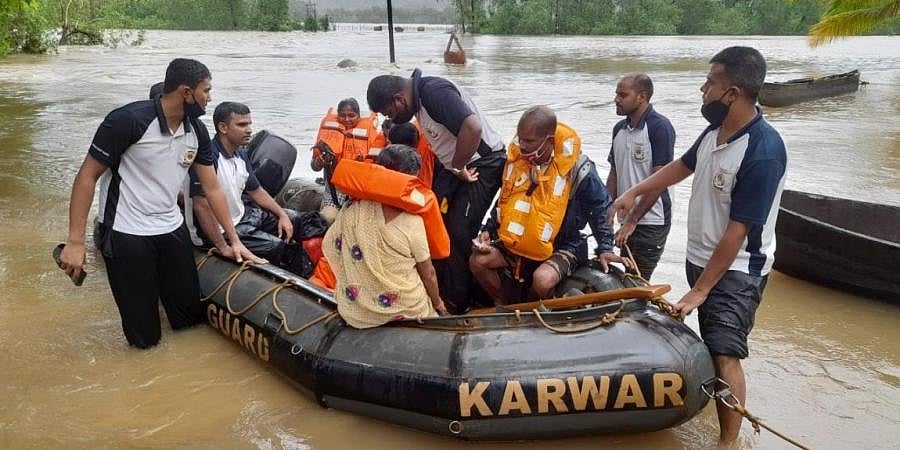 ಉತ್ತರ ಕನ್ನಡ: ಪ್ರವಾಹ ಪೀಡಿತರ ರಕ್ಷಣೆಗೆ ಭಾರತೀಯ ಕರಾವಳಿ ರಕ್ಷಣಾ ಪಡೆ, ನೌಕಾದಳ; ಪ್ರವಾಹದಲ್ಲಿ ಕೊಚ್ಚಿಹೋದ ಜನ ಜೀವನ