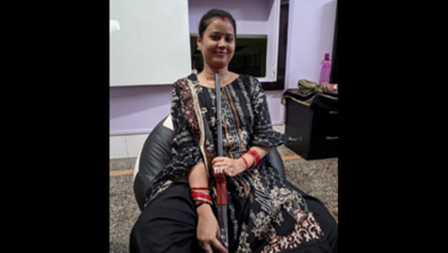 ನವ ವಿವಾಹಿತೆಯ ಹುಚ್ಚು ಸಾಹಸ: ಬಂದೂಕಿನ ಜೊತೆ ಸೆಲ್ಫಿ ತೆಗೆದುಕೊಳ್ಳುವ ವೇಳೆ ಗುಂಡು ಸಿಡಿದು ಸಾವು!