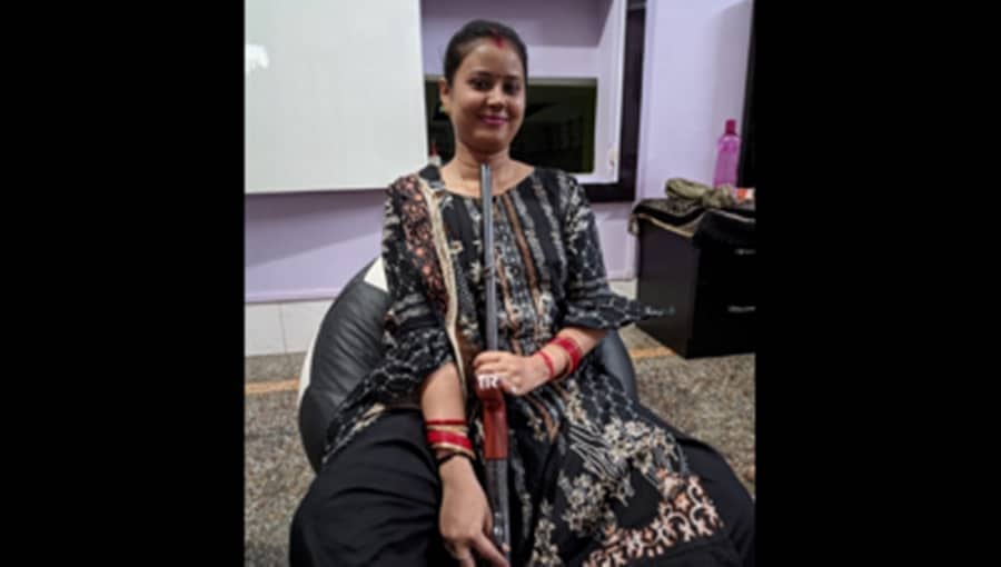 ನವ ವಿವಾಹಿತೆಯ ಹುಚ್ಚು ಸಾಹಸ: ಬಂದೂಕಿನ ಜೊತೆ ಸೆಲ್ಫಿ ತೆಗೆದುಕೊಳ್ಳುವ ವೇಳೆ ಗುಂಡು ಸಿಡಿದು ಸಾವು!
